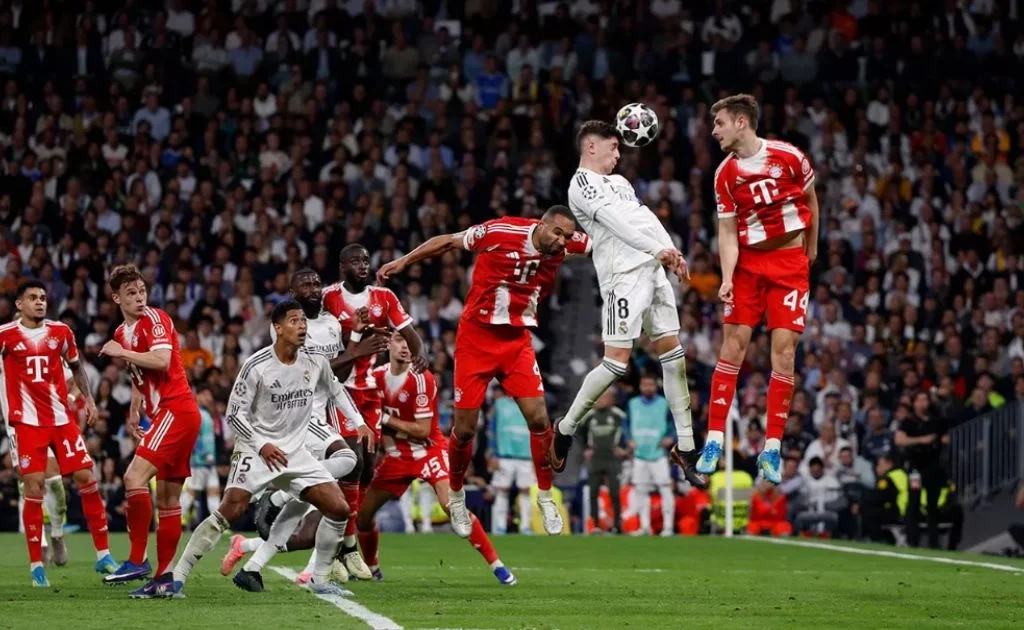 Duel udara Federico Valverde saat melawan Bayern Munchen. (realmadrid.com)