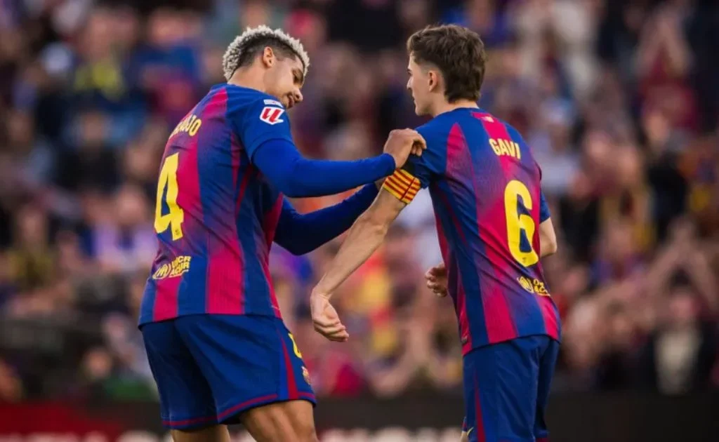 Ronald Araujo memberikan ban kapten Barcelona kepada Gavi. (fcbarcelona.com)