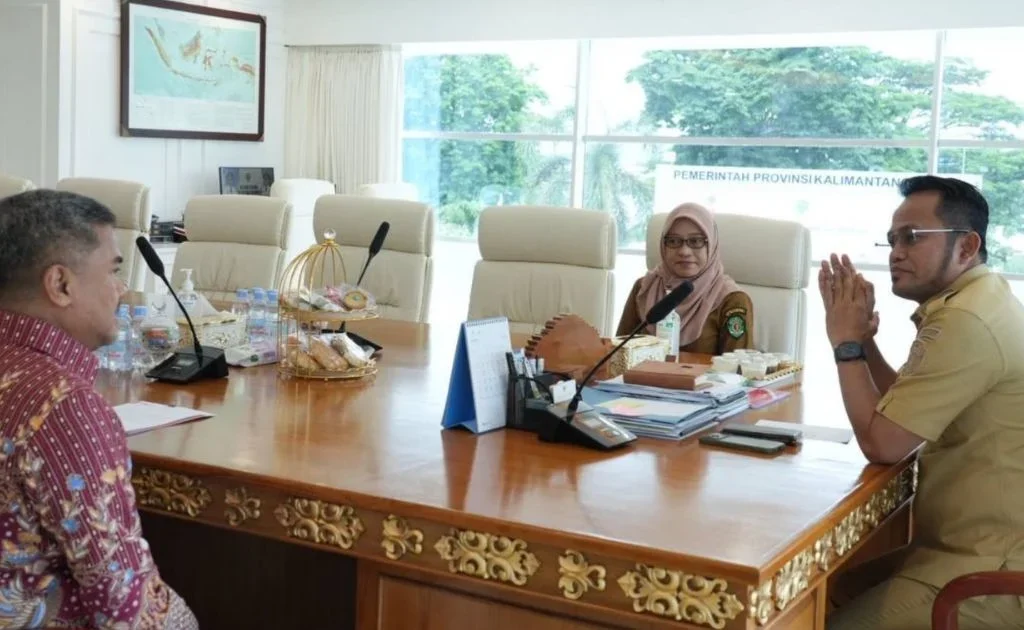 Gubernur Kaltim Rudy Mas'ud ditemani Sekprov Kaltim Sri Wahyuni, menjamu tamu di ruang pertemuan gubernur. (facebook/Pemprov Kaltim)
