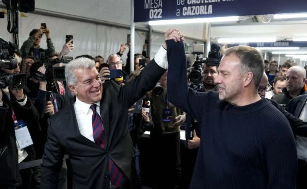 Presiden Barcelona Joan Laporta, bersama Hansi Flick, pelatih Barcelona. (Mundo Deportivo)