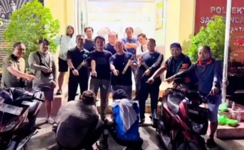 Dua tersangka diamankan di Mapolsekta Samarinda Ulu. (instagram/@info_samarinda)