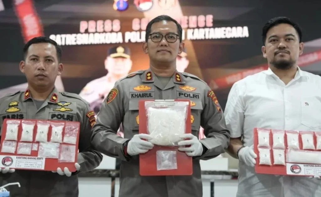 Kapolres Kukar AKBP Khairul Basyar memamerkan hasil tangkapan sabu-sabu dalam jumpa pers. (Polres Kukar)