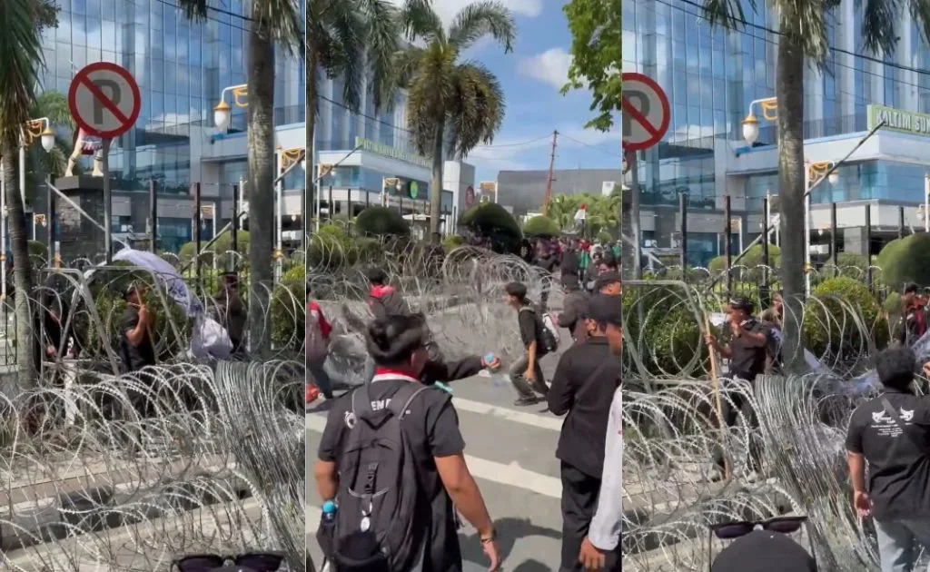 Massa menyingkirkan kawat berduri yang dipasang polisi. (facebook/samarinda)