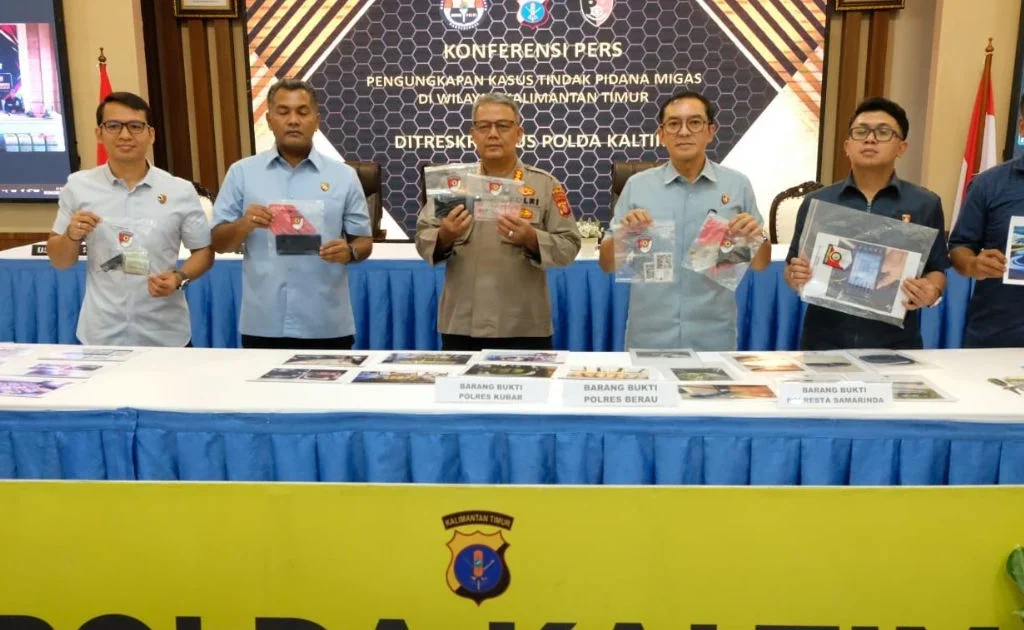 Jumpa pers Polda Kaltim dalam pengungkapan kasus penyelewengan BBM bersubsidi di Kaltim. (tribratanews)