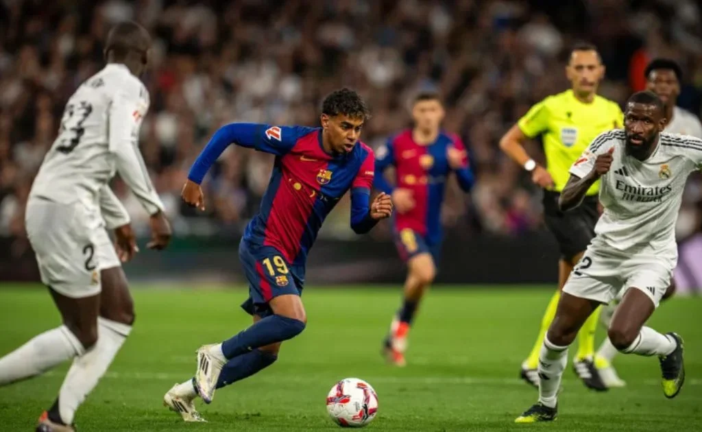 Aksi Lamine Yamal saat membela Barcelona melawan Real Madrid di laga Elclasico. (fcbarcelona.com)