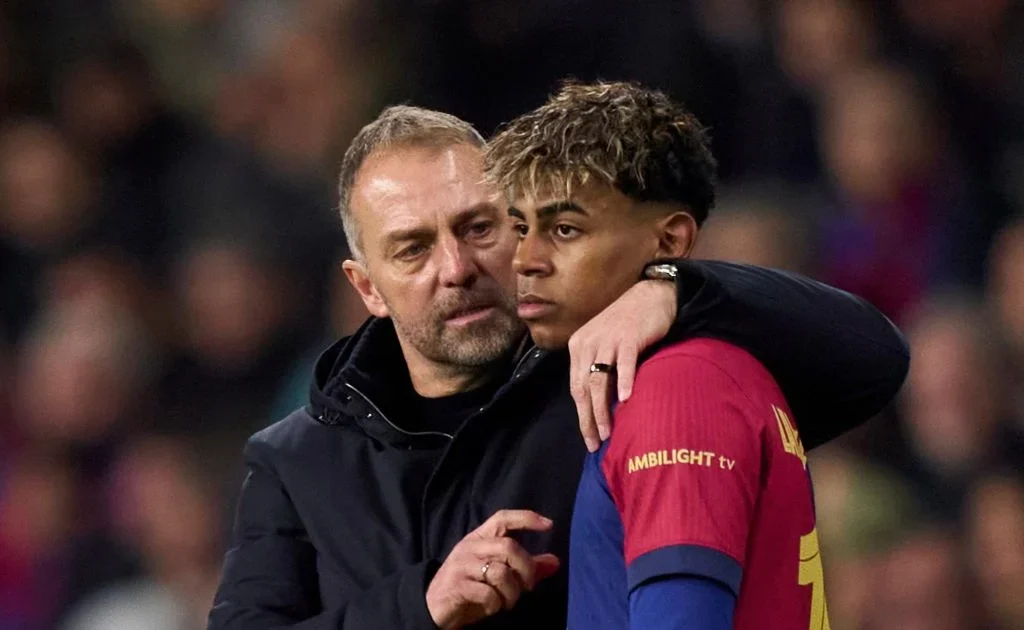 Pelatih Barcelona Hansi Flick, memberikan arahan ke Lamine Yamal. (x/@FabrizioRomano)