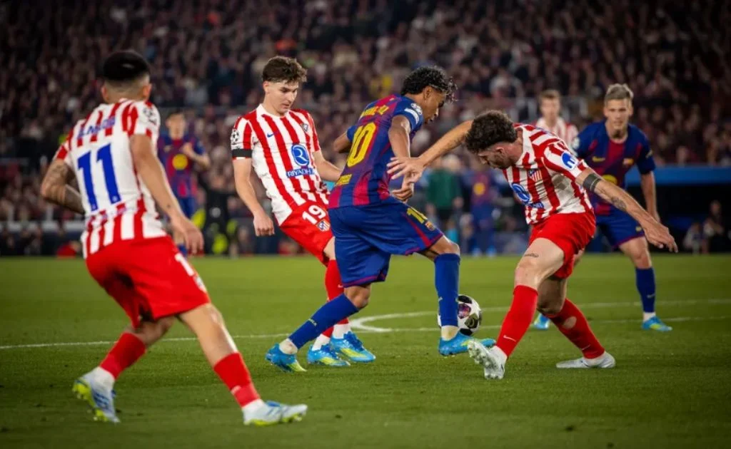 Aksi penyerang Barcelona Lamine Yamal di kotak penalty Atletico Madrid. (fcbarcelona.com)