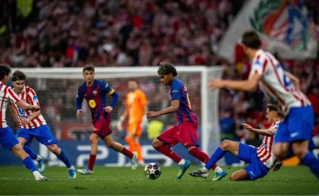 Aksi penyerang Barcelona Lamine Yamal saat melewati para pemain Atletico Madrid. (fcbarcelona.com)