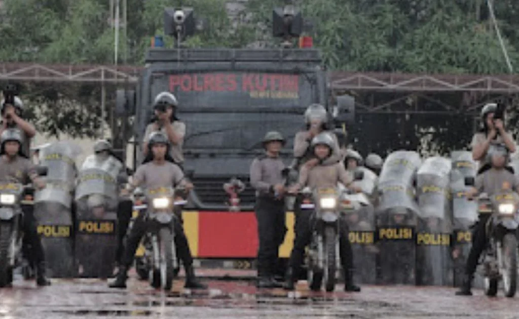 Latihan pengendalian massa oleh Polda Kaltim. (tribratanews)