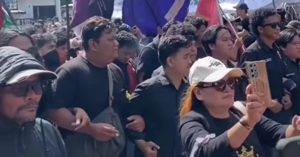 Massa Aksi 21 April Geruduk Kantor Gubernur Kaltim Rudy Mas’ud, Jengah Dengan Pemimpin Boros