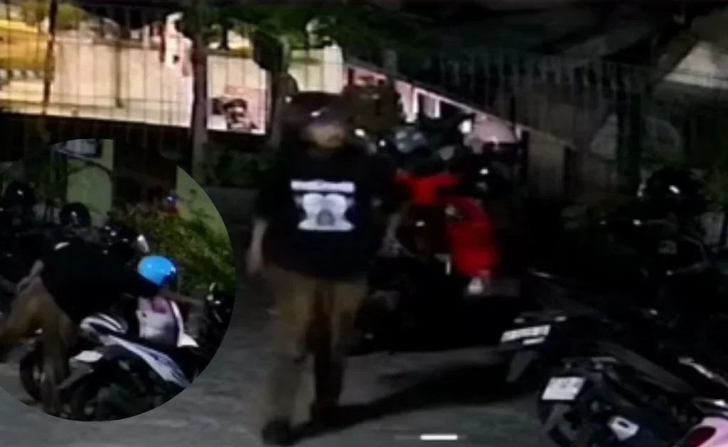 Aksi pencurian helm oleh MR yang terekam CCTV Gereja HKBP, Bontang. (instagram/@bontangpost)