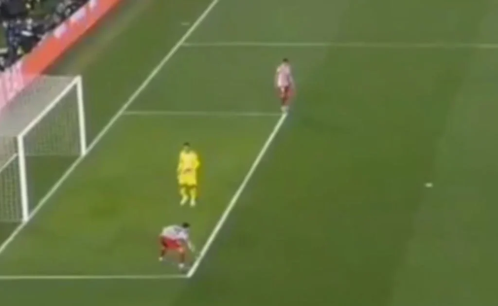Tangkapan layar detik-detik bek Atletico Madrid Marc Pubill memegang bola di kotak penalti. (x/@DeportesAlTacok)