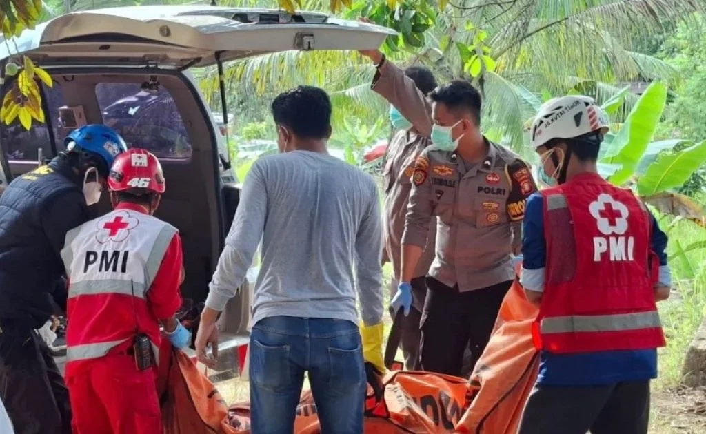 Jasad Suparman yang dievakuasi oleh aparat dibantu PMI Kutim. (expresi)