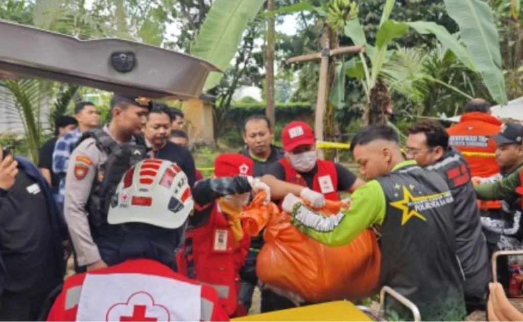 Evakuasi jasad Suroto, yang meninggal mendadak di gerbang masuk Unmul, Samarinda. (koran kaltim)