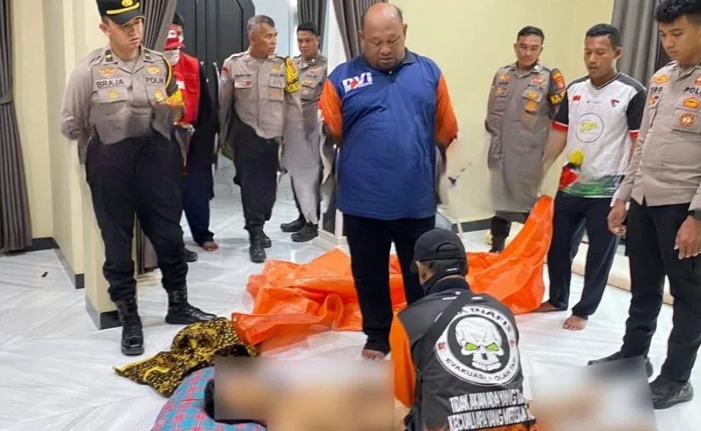 Evakuasi jenazah NA oleh aparat kepolisian dan tim Inafis Polresta Samarinda. (instagram/@polrestasamarinda)