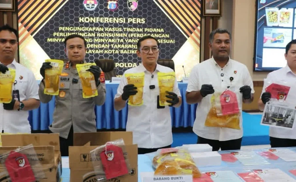 Polisi menunjukkan produk minyak goreng Minyakita yang disunat oleh tersangka. (Tribrata Kutim)