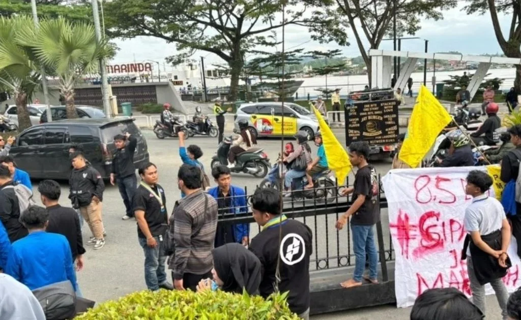 Pagar yang dirobohkan mahasiswa dalam aksi massa di depan kantor Gubernur Kaltim. (Facebook/Satpol PP Kaltim Trantibum)