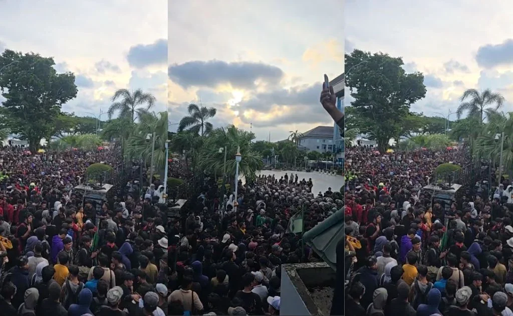 Massa yang berhasil melewati batas pagar kantor Gubernur Kaltim. (akurasi)