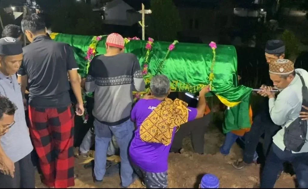 Prosesi pemakanan mendiang korban meninggal dunia kecelakaan di Ring Road II, Samarinda. (Ayo Kaltim)