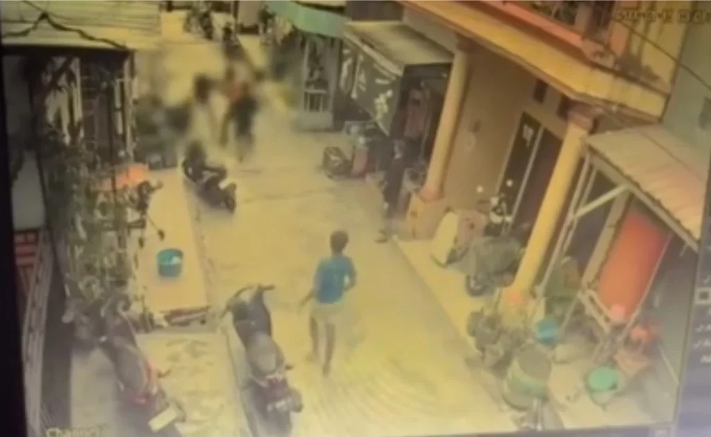 Bukti rekaman CCTv yang menunjukkan MN menikam korban. (instagram/@busam.id)