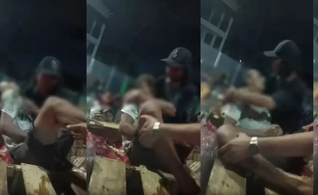 Evakuasi jasad pria paruh baya di atas pikap pengangkut sampah di Pasar Segiri Samarinda. (Facebook/Berita Terkini Samarinda)