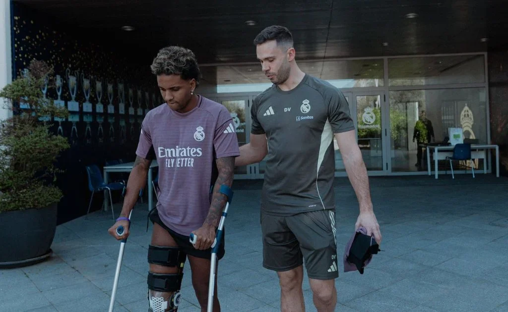 Penyerang Real Madrid Rodrygo didampingi tim medis klub dalam masa pemulihan pasca cedera. (x/RodrygoGoes)