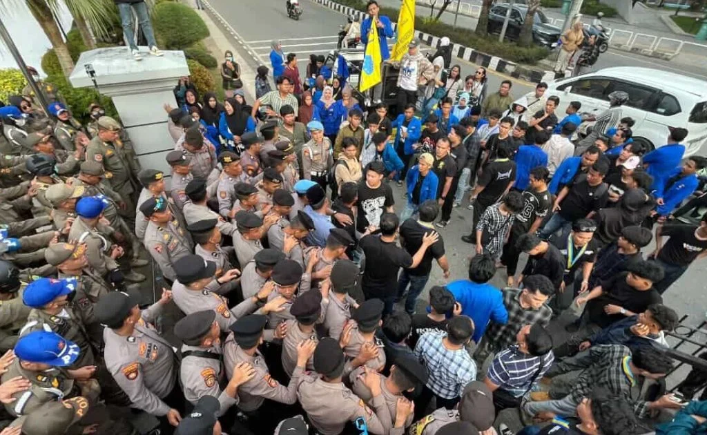 Satpol PP Kaltim bersama personel kepolisian menjaga massa yang aksi di depan kantor Gubernur Kaltim. (PMII Samarinda)