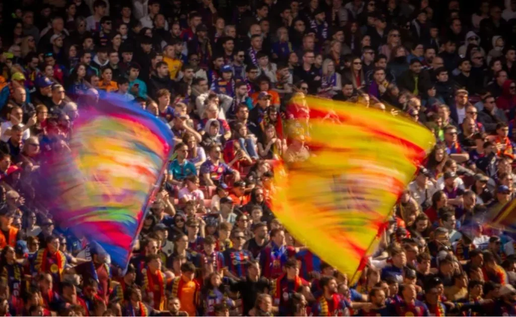 Fans fanatik Barcelona yang memadati Stadion Camp Nou. (fcbarcelona.com)