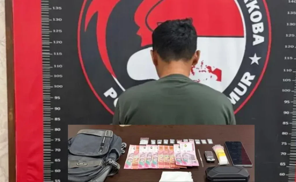 Tersangka dan barang bukti sabu-sabu diamankan di Mapolres Kutim. (instagram/@satresnarkobapolreskutim)