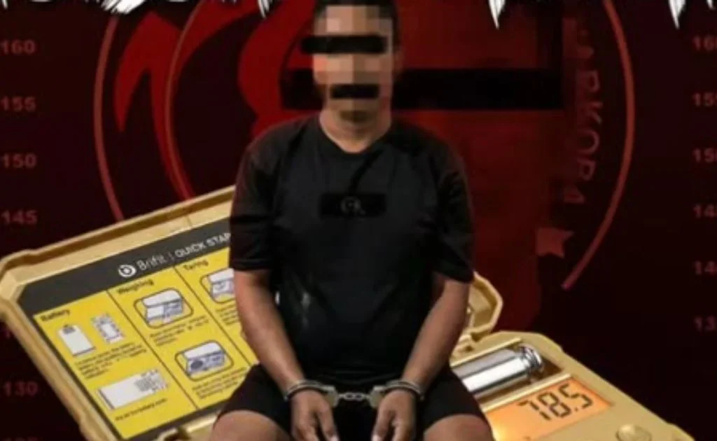 Tersangka yang diamanakan di Mapolres Kukar. (instagram/@satreskobapolreskukar)