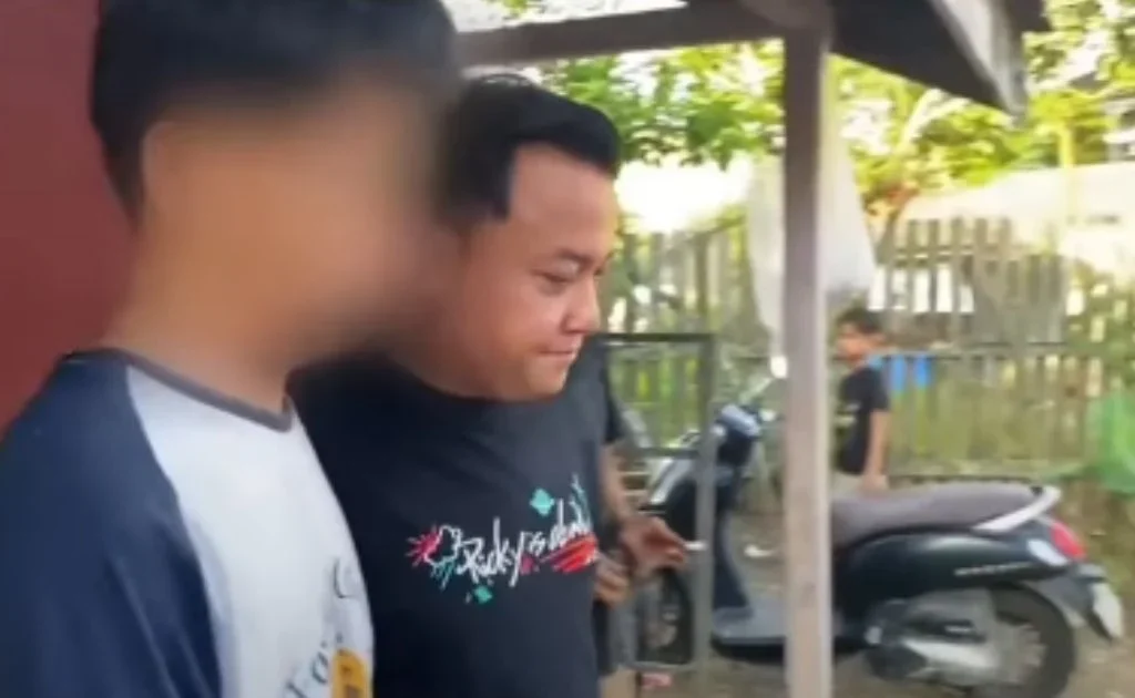 Tersangka yang diamankan polisi berpakaian preman. (instagram/@sapos.id)