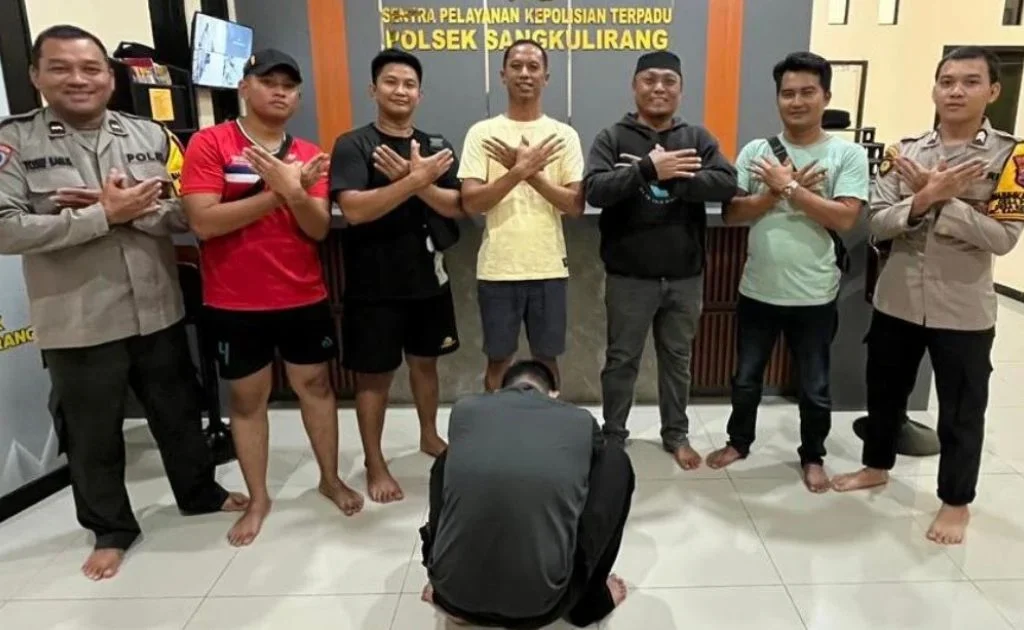 Tersangka yang diamankan di Mapolsek Sangkulirang. (expresi)