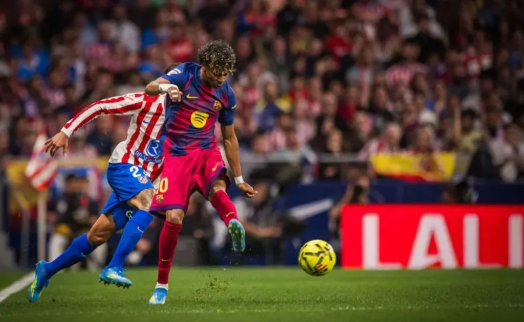 Gaya umpan trivela oleh Lamine Yamal saat Atletico Madrid vs Barcelona. (fcbarcelona)