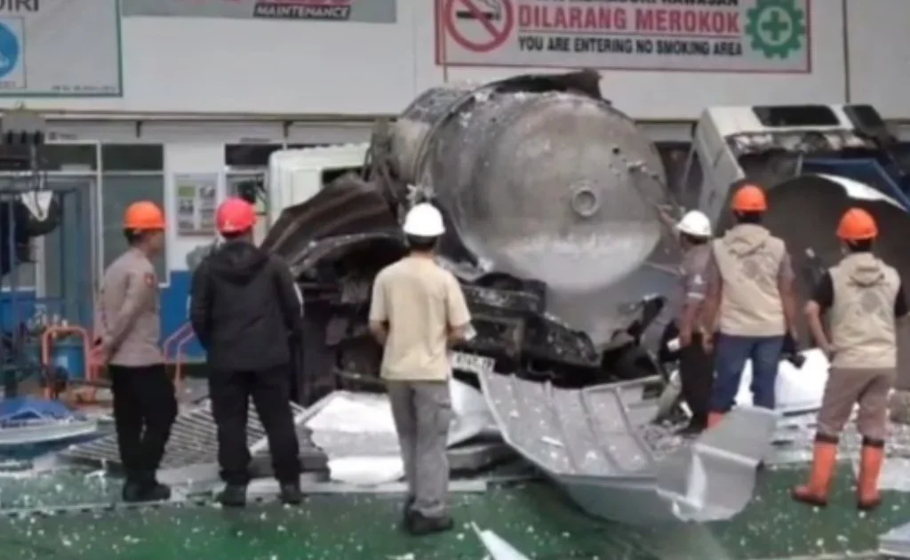 Kondisi bengkel dan truk pengangkuk oksigen cair yang luluh lantak pasca ledakan di Balikpapan. (inibalikpapan.com)