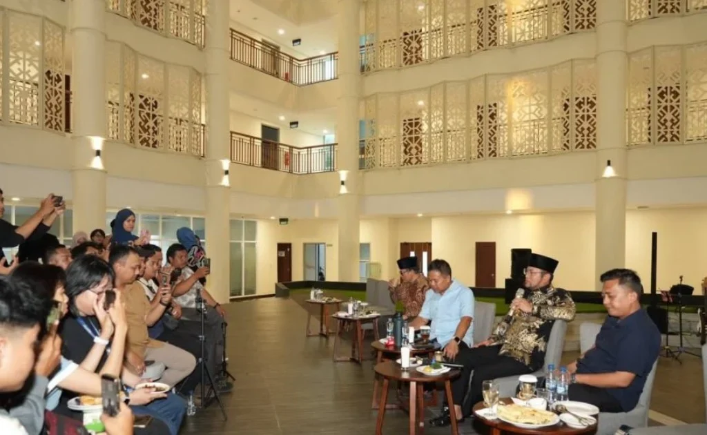 Suasana pertemuan antara Gubenur Kaltim Rudy Mas'ud bersama awak media di Hotel Atlet Samarinda. (facebook/Pemprov Kaltim)