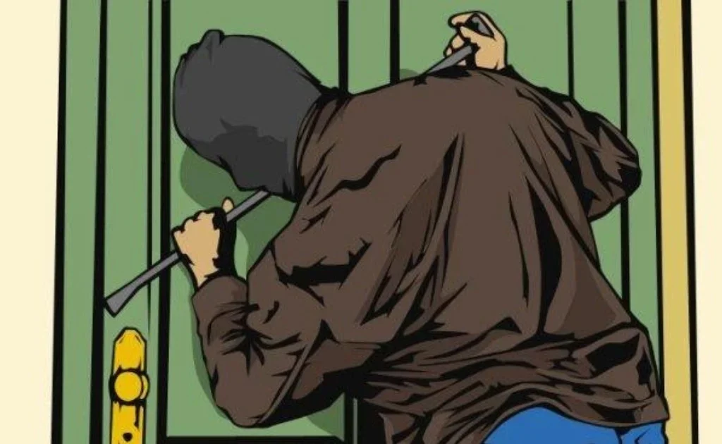 Ilustrasi maling mencongkel pintu rumah. (internet/unsulbarnews)