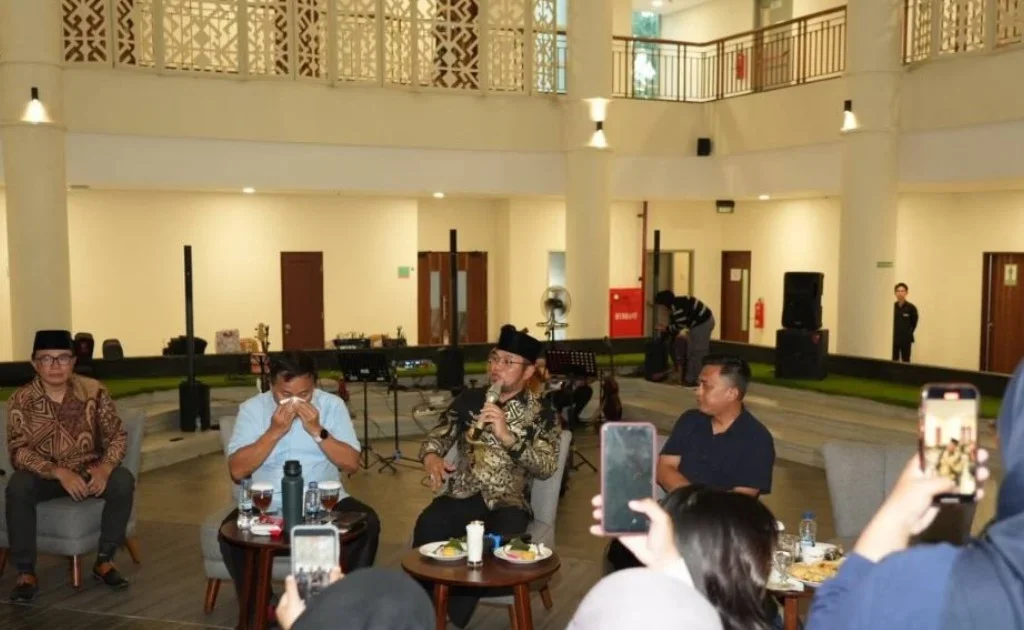 Gubernur Kaltim Rudy Mas'ud saat menggelar jumpa pers di di Hotel Klaro Pandurata, Kompleks GOR Kadrie Oening, Samarinda. (facebook/Pemprov Kaltim)