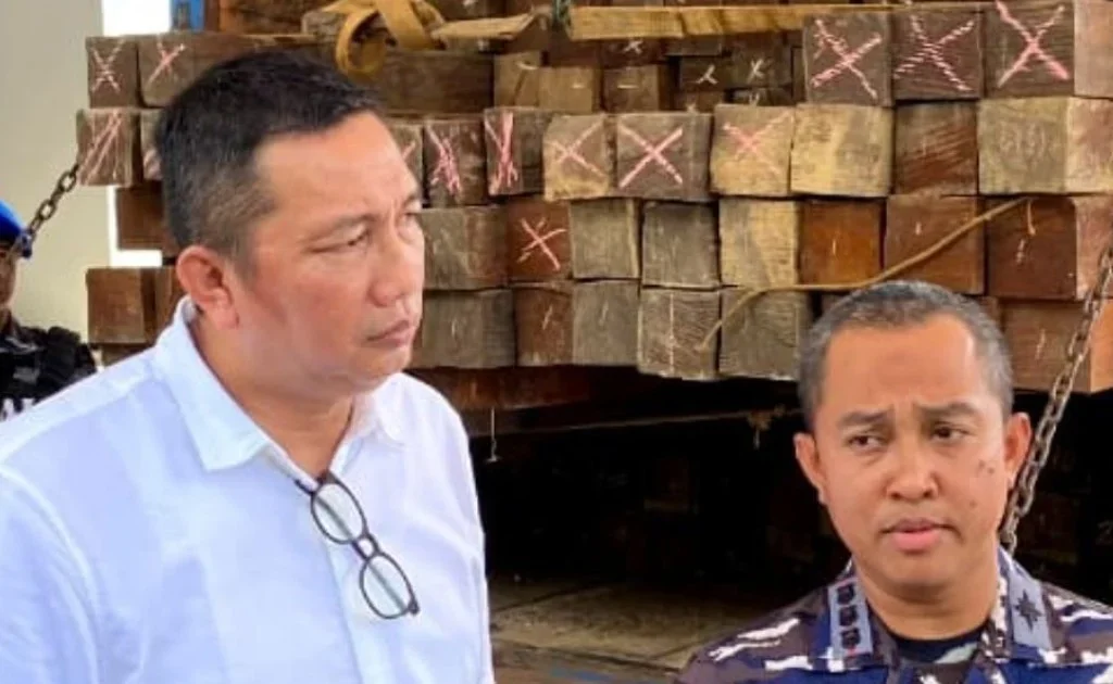 Balai Penegakan Hukum Kehutanan Wilayah Kalimantan saat menggelar konferensi pers atas kasus dugaan penampungan kayu ilegal. (instagram/@gakkum_kalimantan)