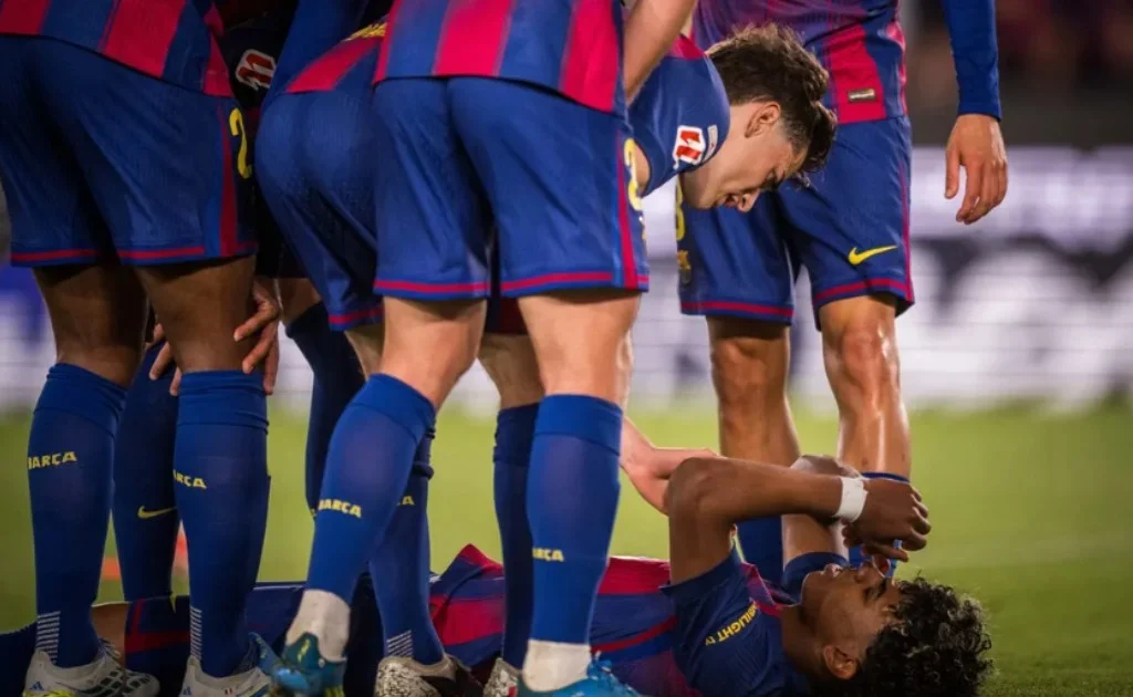 Penyerang Barcelona Lamine Yamal tersungkur usai mencetak gol penalti untuk kemenangan Barcelona. (fcbarcelona.com)