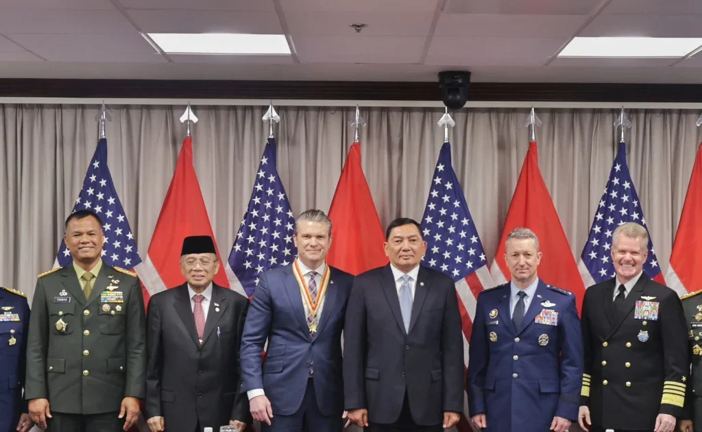 Menhan Sjafrie Sjamsoeddin dan Menteri Perang AS Pete Hegseth dalam pertemuan bilateral di Washington DC, Amerika Serikat (X/@Kemhan_RI)