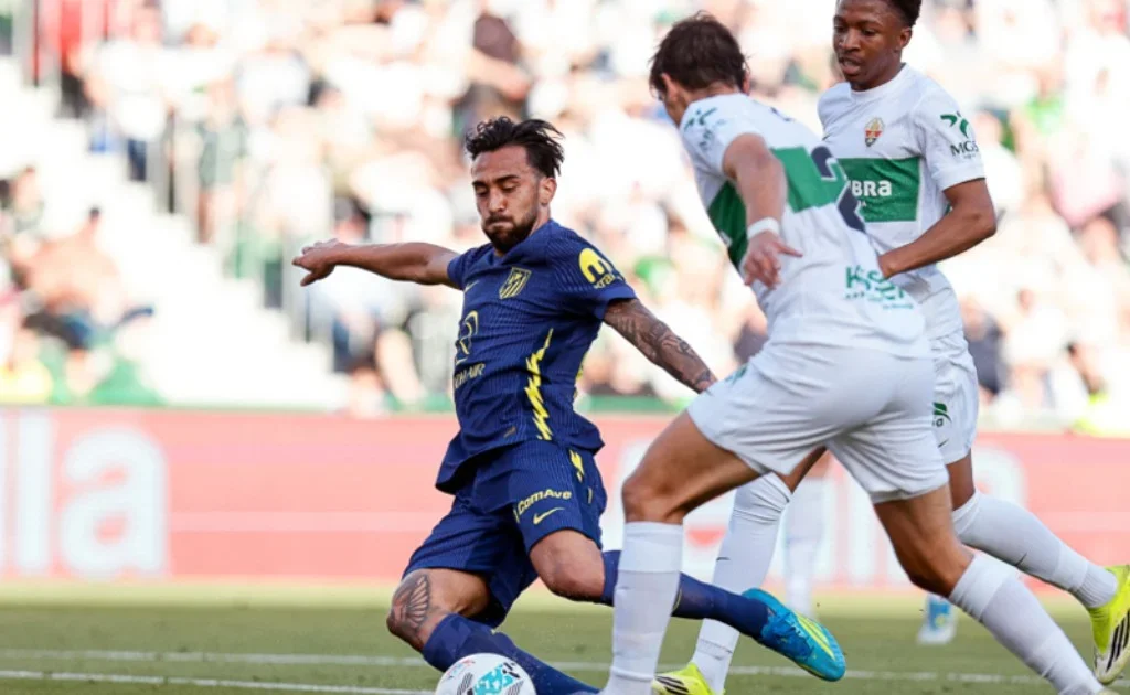 Aksi penyerang Atletico Madrid Reinildo Mandava. (atleticodemadrid.com)