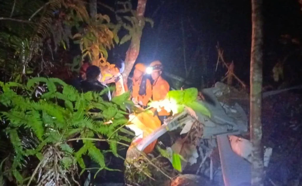 Tim SAR melakukan evakuasi Helikopter dengan nomor PK-CFX yang jatuh di Sekadau, Kalbar (Ist)