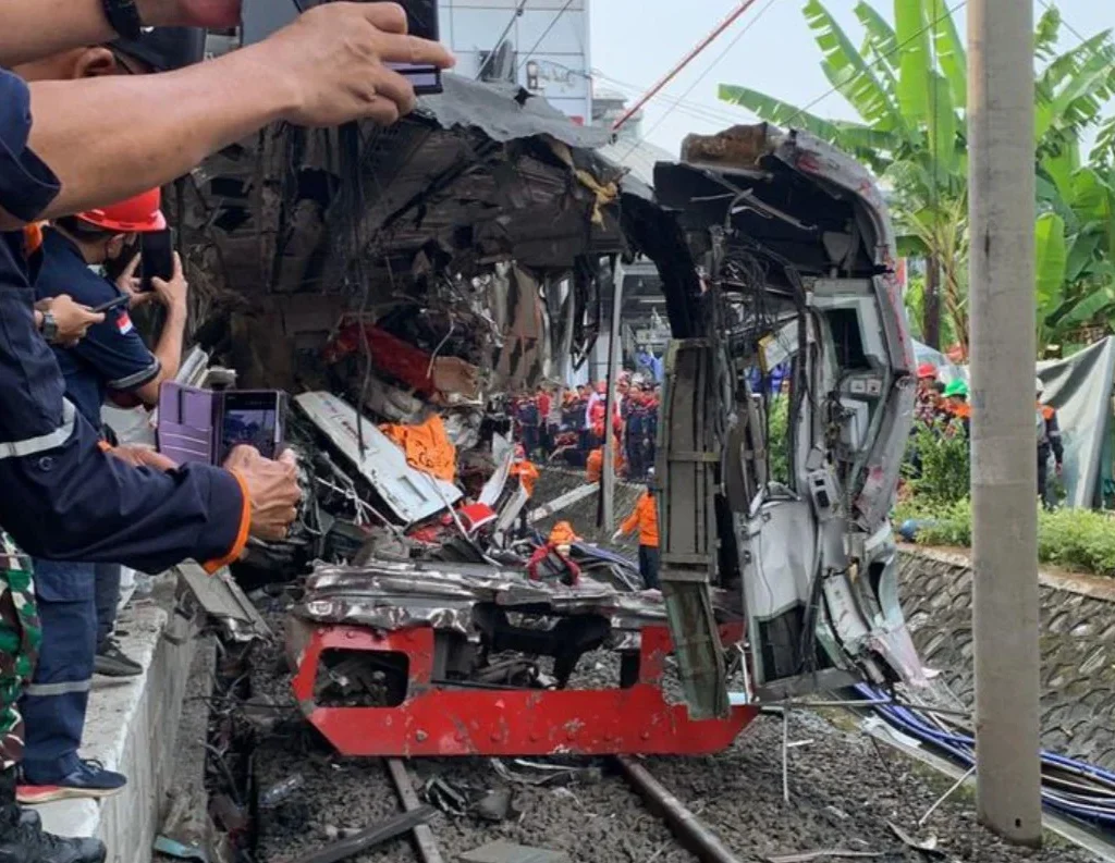 Kondisi gerbong KRL hancur usai ditabrak Kereta api Argo Bromo Anggrek di Stasiun Bekasi Timur (Ist)