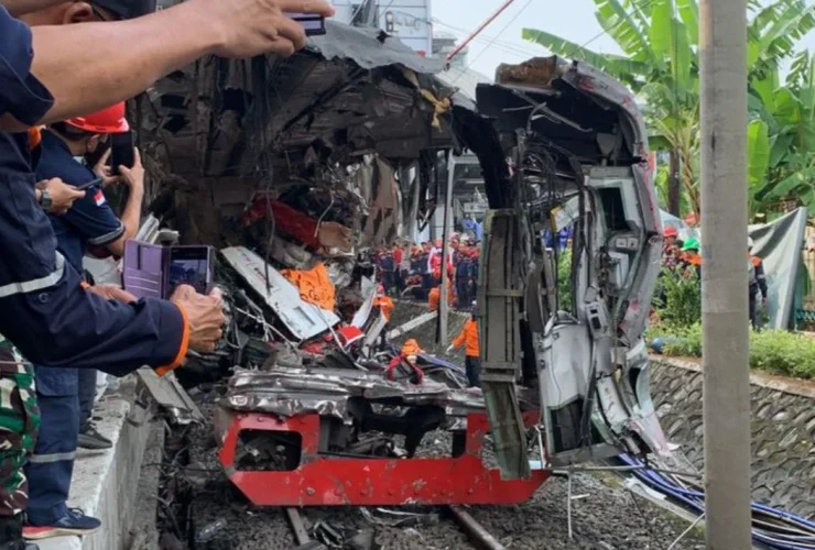 Begini Kondisi Gerbong KRL Usai Ditabrak Argo Bromo di Stasiun Bekasi Timur