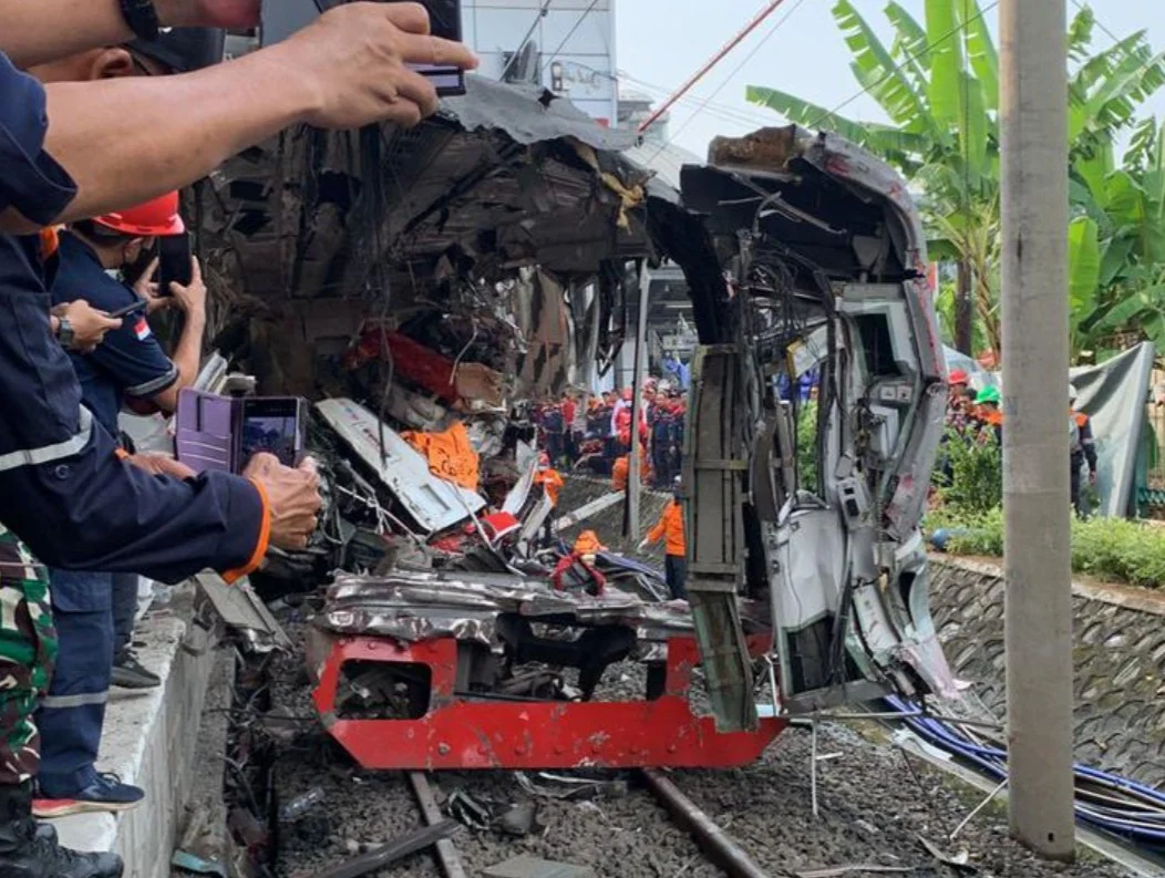 Begini Kondisi Gerbong KRL Usai Ditabrak Argo Bromo di Stasiun Bekasi Timur