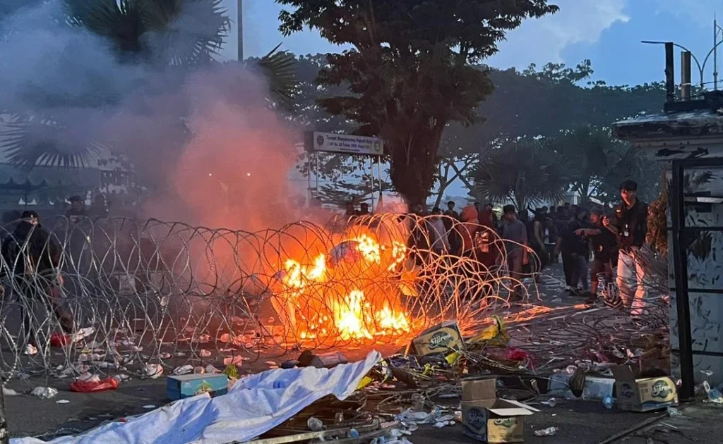 Suasana di depan kantor Gubernur Kaltim, Jalan Gajah Mada, saat aksi dari Aliansi Perjuangan Masyarakat Kaltim. (redaksi)