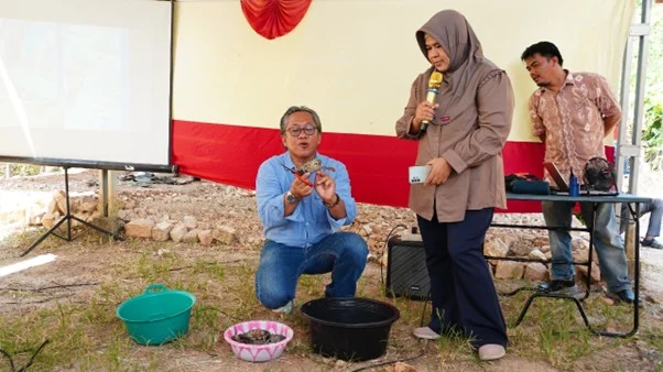 Edukasi simulasi penanganan kepiting kepada masyarakat Desa Tanjung Seloka. Kegiatan ini merupakan bagian dari pelatihan teknis budidaya untuk meningkatkan nilai jual.