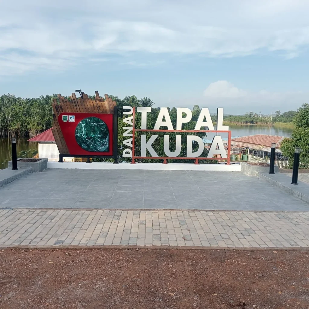 Danau Tapal Kuda, Kampung Tumbit Melayu, Kecamatan Teluk Bayur, Berau.