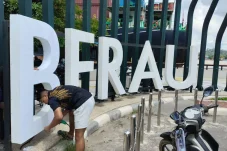 Sempat Rusak Berkali-kali, Tulisan Ikonik “Berau” di Tepian Ahmad Yani Kini Kembali Utuh
