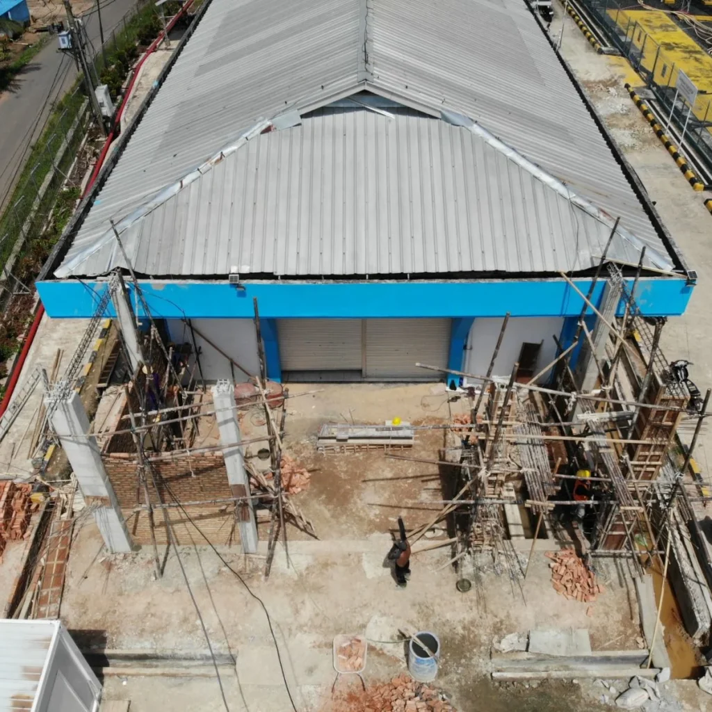 Pekerjaan sipil pembangunan fasilitas pendukung Extension Trafo Bay di Gardu Induk 150 kV Satui terus berjalan pasca-Idulfitri, menunjukkan komitmen PLN dalam mempercepat penyelesaian proyek strategis kelistrikan.